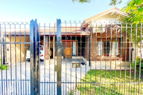 Venta Casa 4 Ambientes Pileta Quincho Cochera
