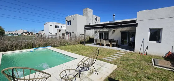 Venta Casa 2 Ambientes Con Jardín Y Pileta En Barrio Laguna Azul