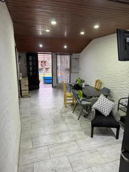 Casa En Venta - 2 Dormitorios 1 Baño - Cochera - 235mts2 - San Antonio De Padua