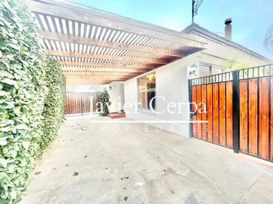 Casa Completamente Sólida En Sector Colina Del Pino