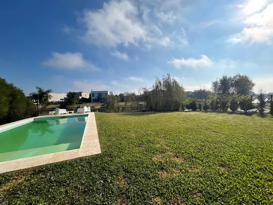 Casa A La Venta En Cantón Golf - Con Vista A La Laguna