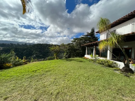 Se Vende Casa 670m2.7h+3s/5b/7p. Lomas Del Mirador .