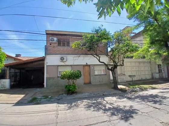 Venta Casa 6 Ambientes Con Jardin En Santos Lugares