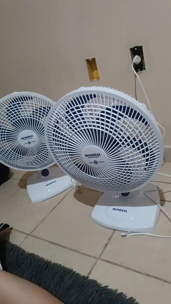 Ventilador Mondial VSP-30-B em uma sala