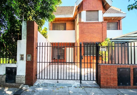 Venta/permuta Casa 4 Amb Patio Cochera Apto Credit
