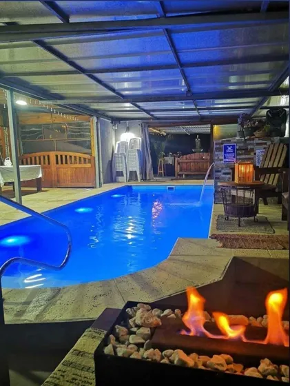 Casa Con Piscina Climatizada Alojamiento Y Para Realización De Eventos.