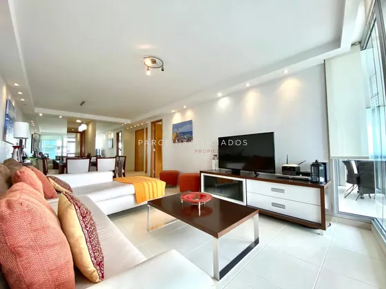 Departamento De 2 Dormitorios Y Dependencia En Season Tower, Punta Del Este