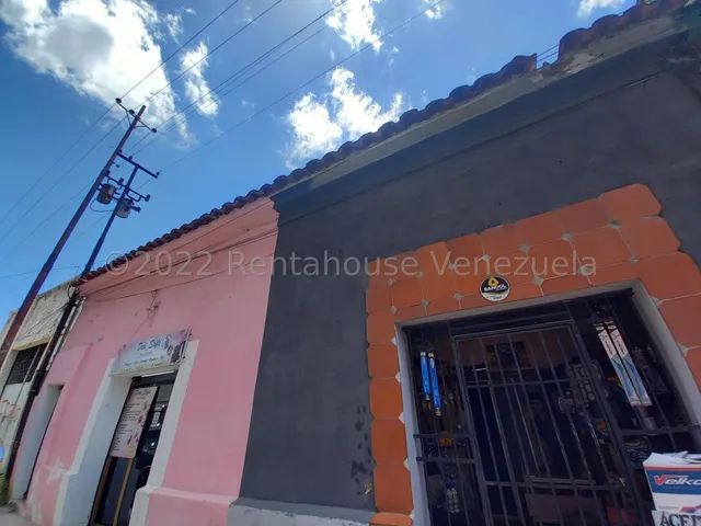 Local Comercial En Venta Inm La Candelaria Multiple A Pie De Calle, Cuenta Con Dos Locales Operativos, Y Un Local Amplio En Obra Gris. Valencia 23-9098