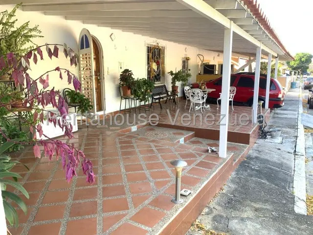 Casa En Venta Ubicada En La Montañita Cabudare, Codigo 2 5 1 4 8 6 1, Mildred, Espaciosa Casa Con Piscina En Urbanismo Privada Te Ofrece Espacios Integrados Perfectos Para Disfrutar En Familia