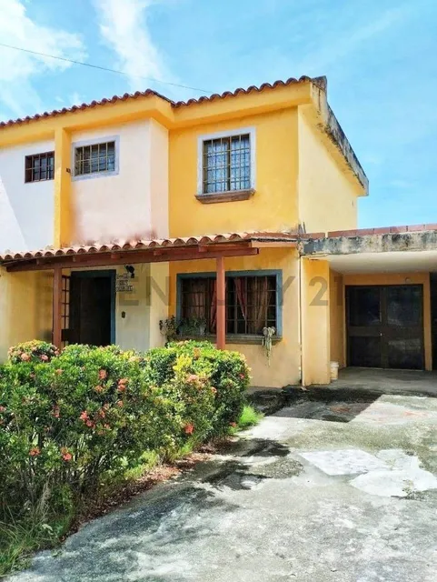 Vendo En Country Villas, Guatire  Espaciosa Casa Amplio Terreno Para Construir.