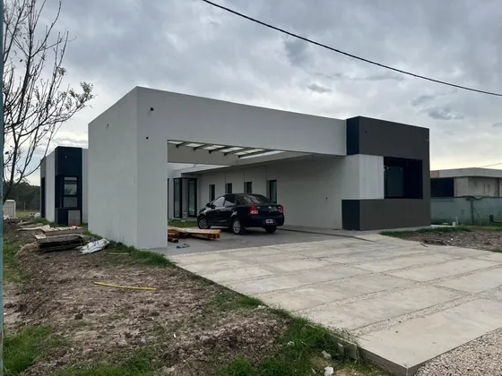 Casa En Venta En Las Carolinas 3 Dormitorios 