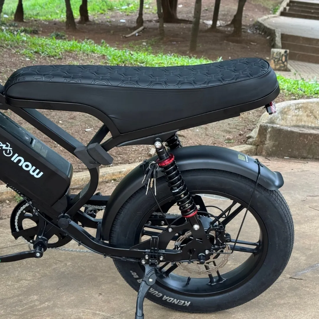 Vista lateral traseira da bicicleta elétrica iNow mostrando o banco e amortecedor