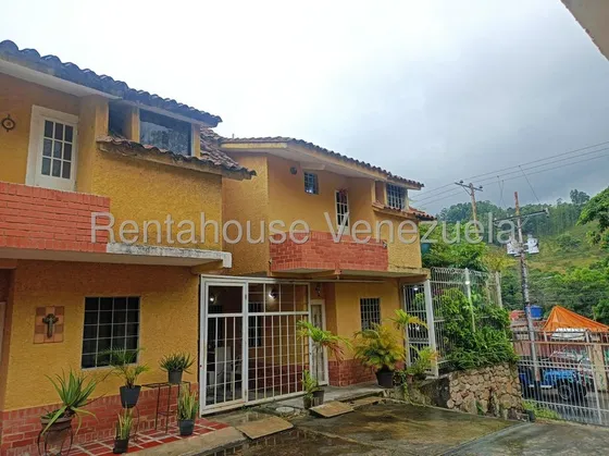 Julio Latouche 25-10392 Townhouse En Venta Naguanagua La Entrada, Cómodo Y Acogedor, Clima De Montaña, En Plena Avenida.