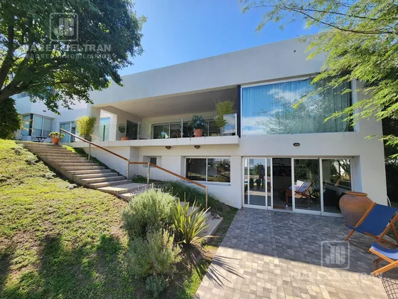 Venta - Casa De Categoría De 3 Dormitorios - La Rufina