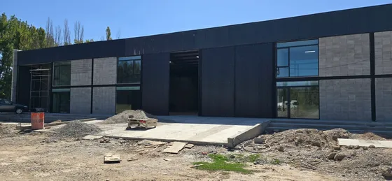 Alquilo Galpòn 200 M2 C/ Ofi 40 M2 - Plottier