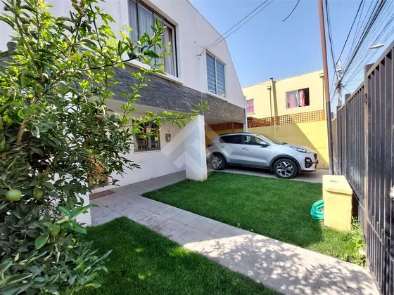 Casa En Venta De 3 Dorm. En Maipú 