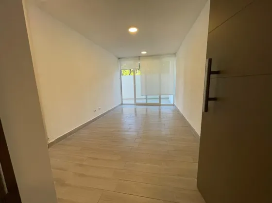 Un Dormitorio, Patio, Montemar