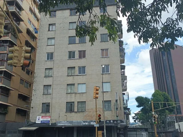 Se Alquila Local Comercial De 100 Mts², A Pie De Calle En La Av. Rómulo Gallegos, Frente A La Iglesia Claret Y A Solo Dos Cuadras De La Estación De Metro Dos Caminos