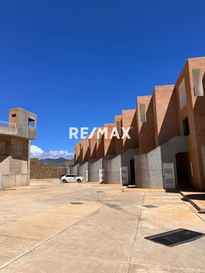  Townhouse En Obra Blanca En Conj. La Ladera, Isla De Margarita Cod: 1185