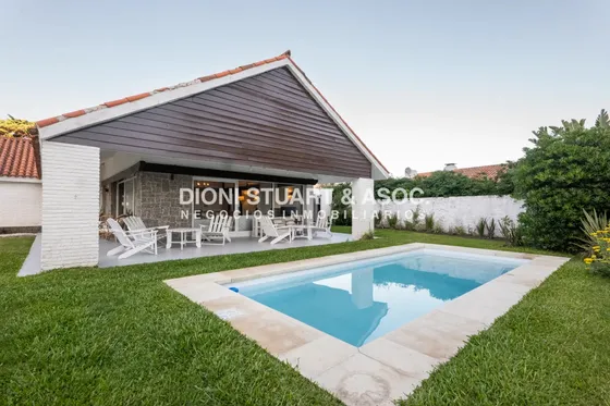 Casa En Alquiler Con 5 Dormitorios Frente Al Mar Con Piscina - Imponente