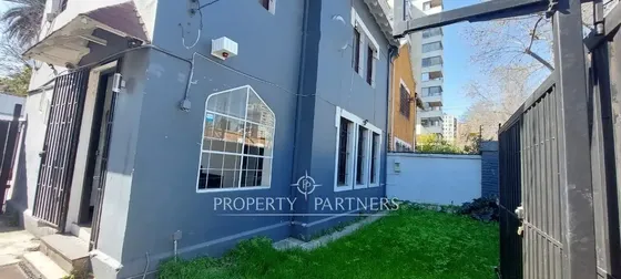 Casa Para Uso De Oficinas Y Profesionales, A Pasos...