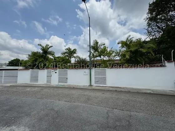 Amplia Casa En Venta En Prados Del Este 23-2782