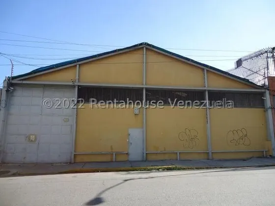 Guaicaipuro !! Amplio Galpón En Venta A Pie De Calle, 863 M2 Terreno, 563 M2 Constr, 3 Baños, Área De Oficinas, Ideal Para Desarrollar Actividades Comerciales O Industriales. Excelente Ubicación !!