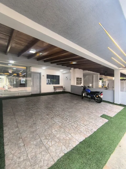 Casa En Venta Ubicada En Residencias Los Chaguaramos, Sector Pueblo Nuevo 