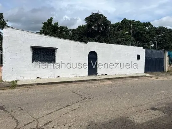 Rosa Espinoza Galpon En Venta En El Socorro, Para Emprendimiento De Fabricacion O Deposito Con Pisos De Cemento, Paredes De Bloques 26-3362 Jul20
