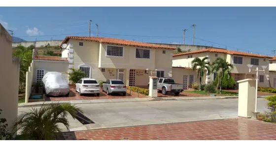 Se Vende Townhouse 270m2 Guatire 