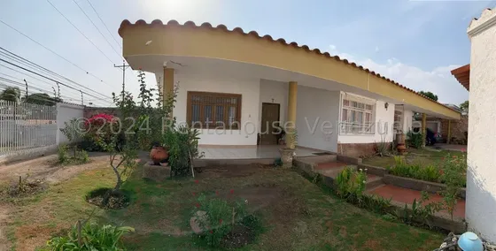 María Valera Vende Amplia Y Cómoda Casa Al Este De Barquisimeto, Cómodas Habitaciones Con Baño, Jacuzzi Y Vestier, Con Anexo Independiente.