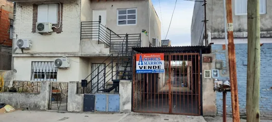 Ph Contra Frente Tipo Casa De 3 Ambientes Planta Baja.- Mas Dto 3 Ambientes Planta Alta Con Cochera Y Patio