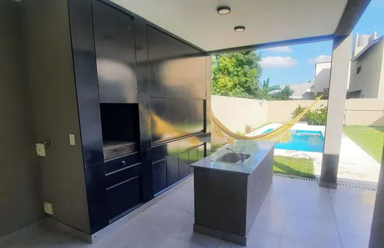 Venta Casa 5 Ambientes Cochera Parque Pileta En Vicente Casares