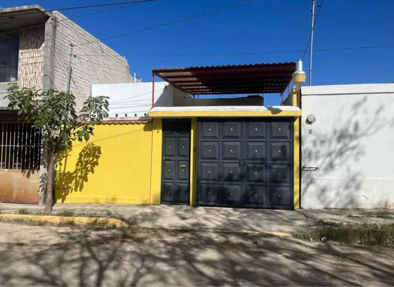 Venta De Casa En Fraccionamiento Reyes Mantecon