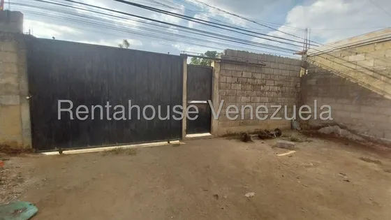 Erika Armeya Vende, Terreno Con Casa En La Zona Industrial Tarabana De Cabudare. Flex: 25-14702