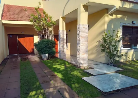 Casa En Venta - 4 Dormitorios 4 Baños - 531,50mts2 - Merlo 