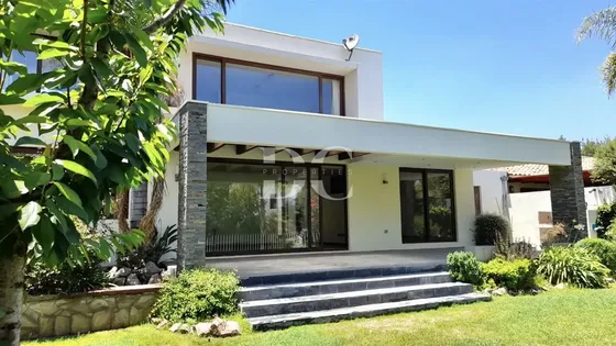 Casa En Arriendo De 4 Dorm.piedra Roja,chicureo,colina