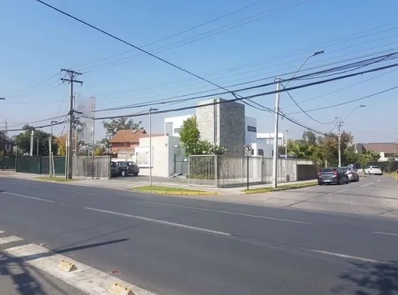 Amplio Local Comercial Con Estacionamientos Propios