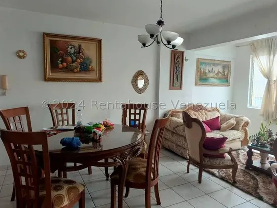 Julio Latouche 24-26499 Apartamento En Venta Piso 1 Av. Lara Valencia, Amplio. Cómodo, En Plena Avenida.