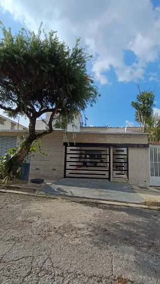 Leandro Araque Ofrece En Venta Una Moderna Casa En El Parral Valencia
