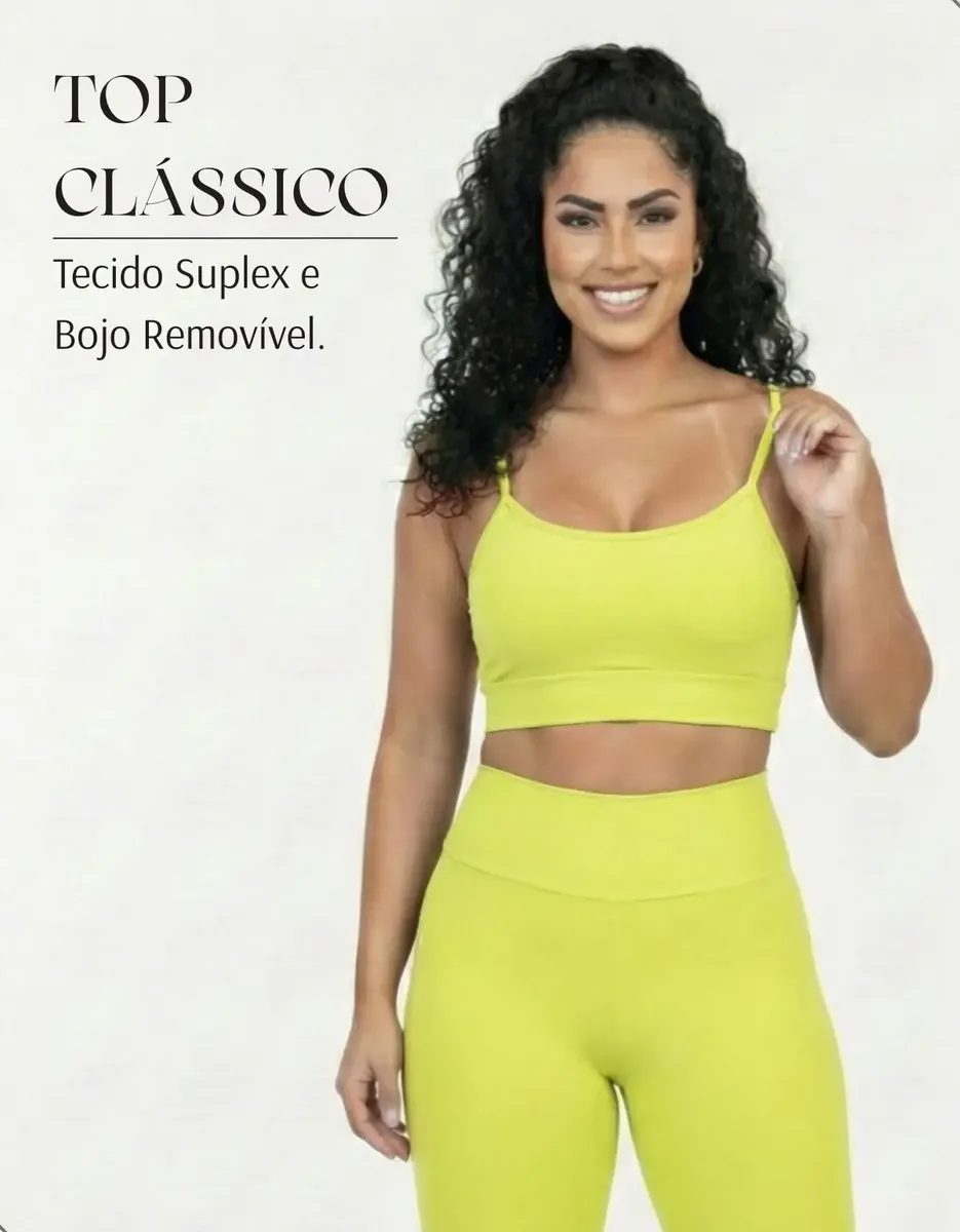 Modelo sorrindo vestindo top fitness amarelo neon com informações de tecido e bojo na tela