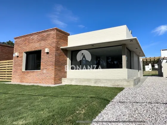 Punta Colorada - Piriápolis. Casa En Venta A 100 Metros De La Playa. 4 Dormitorios, 3 Baños. Piscina