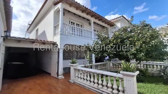 Impresionante Quinta En Venta En La Paz, Que Combina Elegancia Y Acabados De Primera Calidad En Cada Rincón. Totalmente Amoblada Con Un Gusto Exquisito, Lista Para Recibirte Mls #27-1635