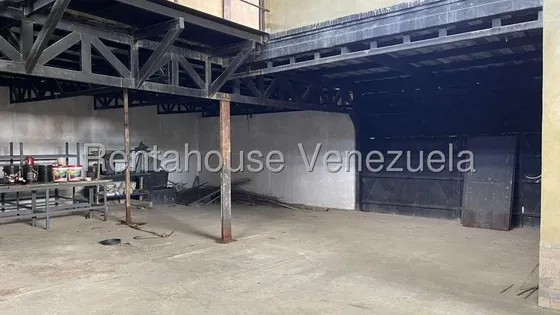 %% Raiza Suarez Vende Excelente Edificio Comercial En El Centro De Barquisimeto 2 5 1 0 5 0 1 Posee Oficinas Área De Carga Y Descarga Terraza Tanque Subterráneo Estratégicamente Ubicado               