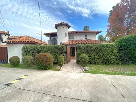 Casa En Venta De 3 Dorm. En La Reina