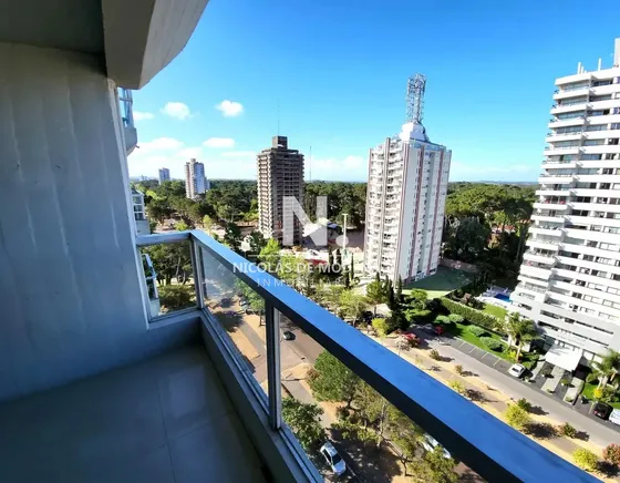 Departamento De 2 Dormitorios Y Medio Sobre Roosevelt, Punta Del Este