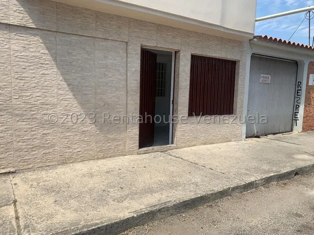Gisselle Lobo Tiene En Venta Bella Casa Remodelada Ideal Para Uso Comercial En El Centro De Barquisimeto Posee 3 Habitaciones 2 Baños Estacionamiento Para 4 Vehiculos 2 5 9 6 0 9                      