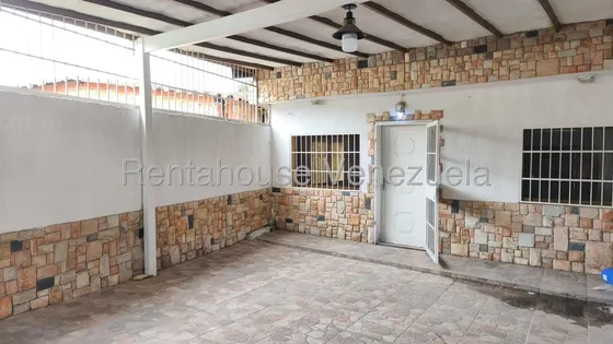 Casa En Venta En El Limón Maracay, Rah 27-116 Meglisf