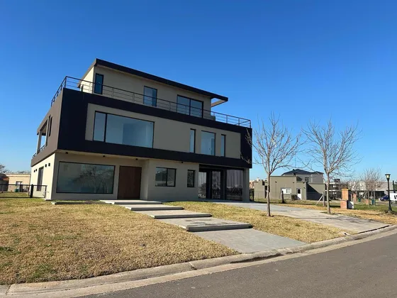 Casa En Venta - 5 Dormitorios 4 Baños - 805mts2 - Escobar