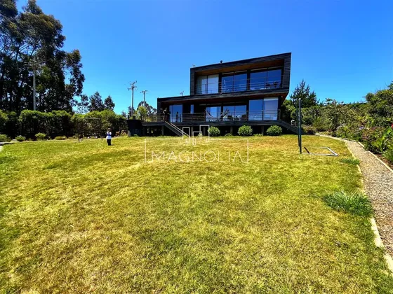 Casa En Venta De 5 Dorm. En Pichilemu